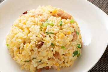 丸く盛り付けたチャーハン。
