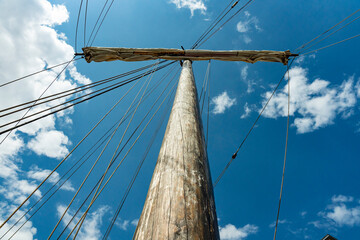 historisch originalgetreu nachgebauter Segelmast