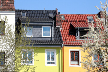 Wohngebäude im Frühling, Reihenhäuser, Mehrfamilienhäuser, Bremen, Deutschland