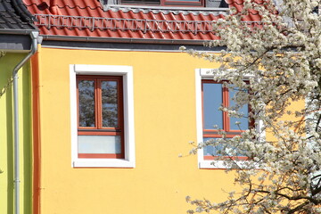 Wohngebäude im Frühling, Reihenhäuser, Mehrfamilienhäuser, Bremen, Deutschland