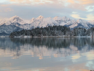 Sonnenaufgang am Winterlichen Forggensee im Allgäu