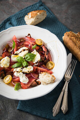 Italienischer Burrata Käse Salat mit bunten roten und gelben Tomaten, Basilikum, Ciabatta Brot...
