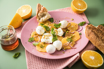 Italienischer Burrata Käse Orangen Salat mit Pistazien, rote Zwiebeln, Honig, Ciabatta Brot,...