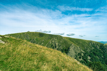 Fototapeta na wymiar Belle chaîne de montagnes avec un ciel coloré