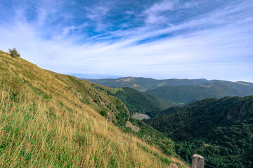Naklejka premium Belle chaîne de montagnes avec un ciel coloré