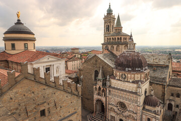 Bergamo; Historisches Ensemble am Domplatz; Blick vom Stadtturm auf Dom, Santa Maria Maggiore und Capella Colleoni
