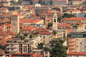 Fototapeta na wymiar Bergamo; Blick von der Oberstadt hinunter auf das Zentrum der Unterstadt