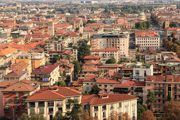 Fototapeta na wymiar Bergamo; Blick von der Oberstadt auf das Zentrum der Unterstadt
