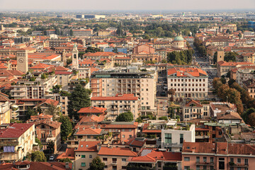 Bergamo, Zentrum der Unterstadt um die Porta Nova von der Oberstadt gesehen