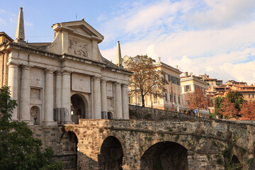 Bergamo; Porta San Giacomo, Eingang zur Oberstadt (Citta Alta)