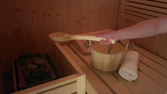 Frau mit Holzl&ouml;ffel in der Sauna