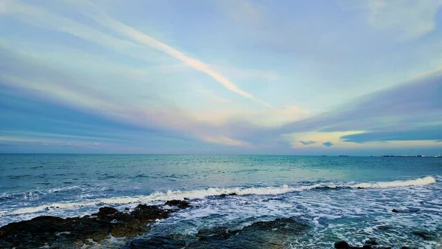 Nuvole sul mare al tramonto prima della pioggia