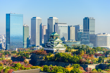 Obraz premium Osaka castle, landmark of Osaka city on clear blue sky background.