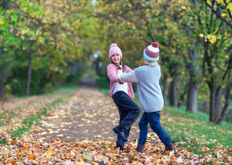 fröhlich tanzendes Kinderpaar im Park