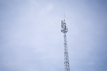 Obraz premium Antennas, radio towers and satellites, communication technology. mobile networktelecommunications industry5g Telecommunication tower with sky background