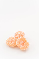 immagine con primo piano di frutti di mandarino sbucciato, clementina su superficie bianca