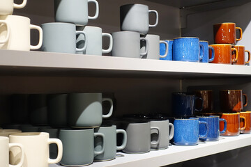 棚に並べられた陶器のカップ