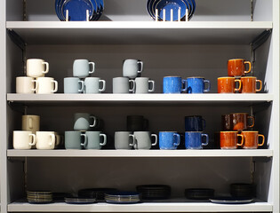 棚に並べられた陶器のカップ