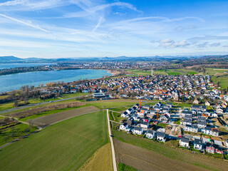 Luftbild von der Gemeinde Markelfingen und dem Neubaugebiet mit dem Bodensee und Radolfzell sowie...