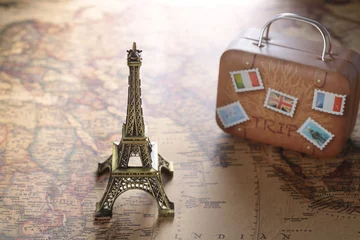  世界地図と飛行機とエッフェル塔の模型を使った海外旅行のイメージ © Free1970
