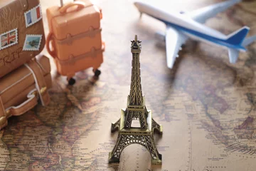 Papier Peint photo Tour Eiffel 世界地図と飛行機とエッフェル塔の模型を使った海外旅行のイメージ