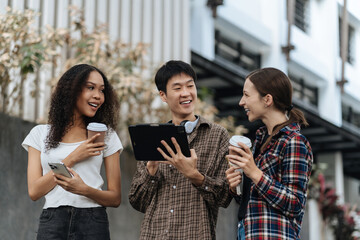 Obraz premium Education knowledge and university concept - group of students reading and preparing for exams on holiday.
