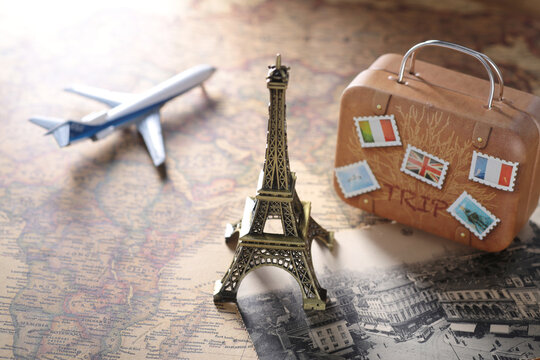 世界地図と飛行機とエッフェル塔の模型を使った海外旅行のイメージ