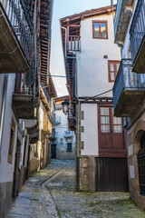 Fototapeta na wymiar Street and traditional houses of the beautiful town of Candelario, in Salamanca.