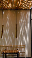 Lamparas ca&ntilde;averales decorativas de un restaurante lujoso soho