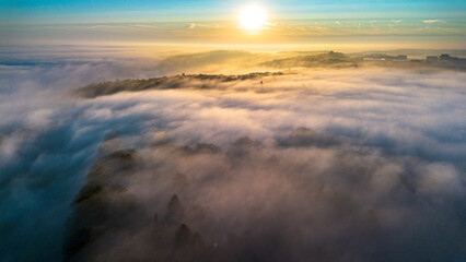 Mit der Drohne über dem Nebelmeer am frühen Morgen - 690166128
