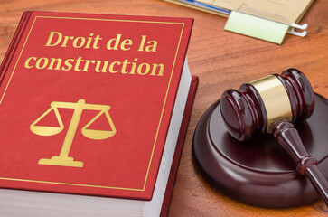 A law book with a gavel - Construction law in french - Droit de la construction