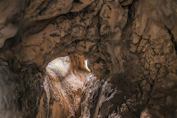 洞窟の岩の壁