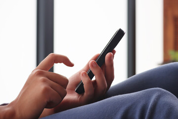 Navigation sur un téléphone mobile à écran tactile avec le doigt