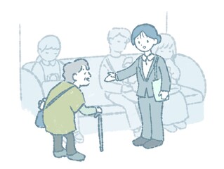 お年寄りに席を譲る女性