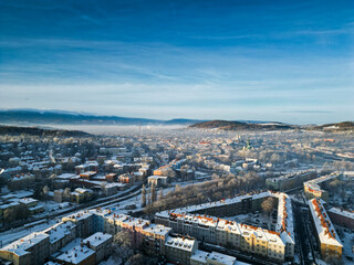 Fototapeta na wymiar Jelenia Góra z lotu ptaka, Karkonosze zimą, miasto zimą