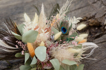 Ehering mit modernem Brautstrauß aus Trockenblumen und Pfauenfeder - 690252961