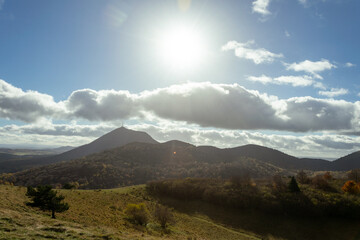 Vue sur le puy de d&ocirc;me depuis le Puy des Goules, volcan d'auvergne, France