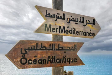 Crédence de cuisine en verre imprimé Atlantic Ocean Road sign indicates the Mediterranean and Atlantic sea, on the sign it says "Mediterranean sea" "Atlantic sea".
