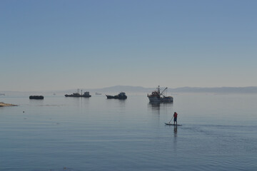 Obraz premium doing paddle board in the pacific ocean in Chile