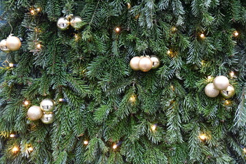 Noël scintillant sur sapin vert et or