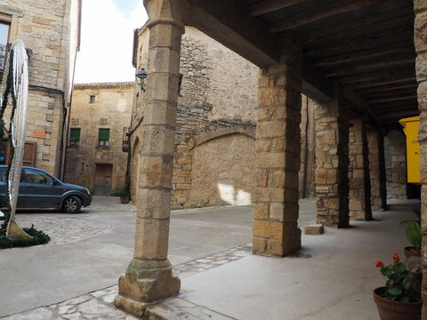 columnas del porche en  del pueblo medieval de  conesa, cuatro cuadradas y una circular, detrás un arco ojival, tarragona, cataluña, españa, europa
