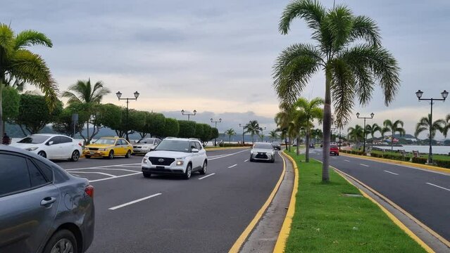 Hermosa vista de la v&iacute;a hacia Isla Perico en la Bahia de Amador un d&iacute;a soleado en Panam&aacute;.