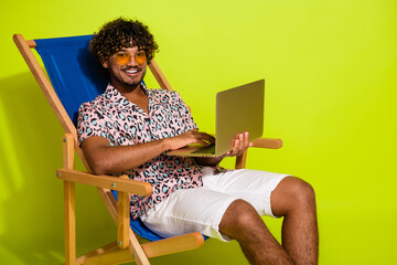 Photo portrait of handsome young man sit sunbed netbook eshop wear trendy pink leopard print...