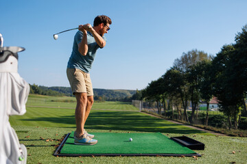 Naklejka premium Golfing Journey: The First Stroke of Excellence