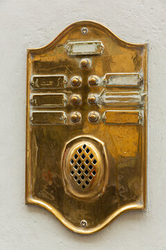 Antiguo portero autom&aacute;tico en bronce.