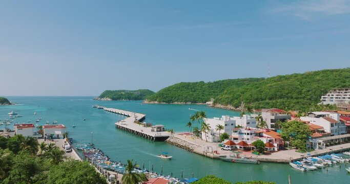 Huatulco, Oaxaca. vista a&eacute;rea de playa tranquila  de agua cristalina azul turquesa. Zona tur&iacute;stica de la costa de M&eacute;xico