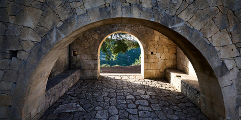 Blick durch das Beinhaus (Osteophylákio) des Klosters Arkadi, Arkadi, Kreta, Griechenland - obrazy, fototapety, plakaty