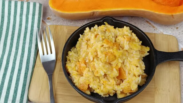 plat de risotto au butternut, en gros plan