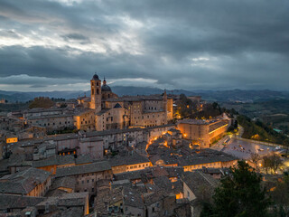vista aerea del borgo medievale di Urbino, patrimonio dell'Unesco, in provincia di Pesaro nella Regione marche. Qui si respira il tempo passato  - obrazy, fototapety, plakaty