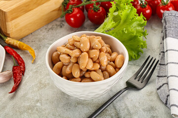 White canned beans in the bowl
